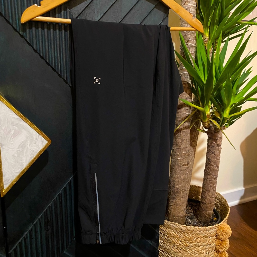 LULULEMON JOGGERS Size MED Great Condition